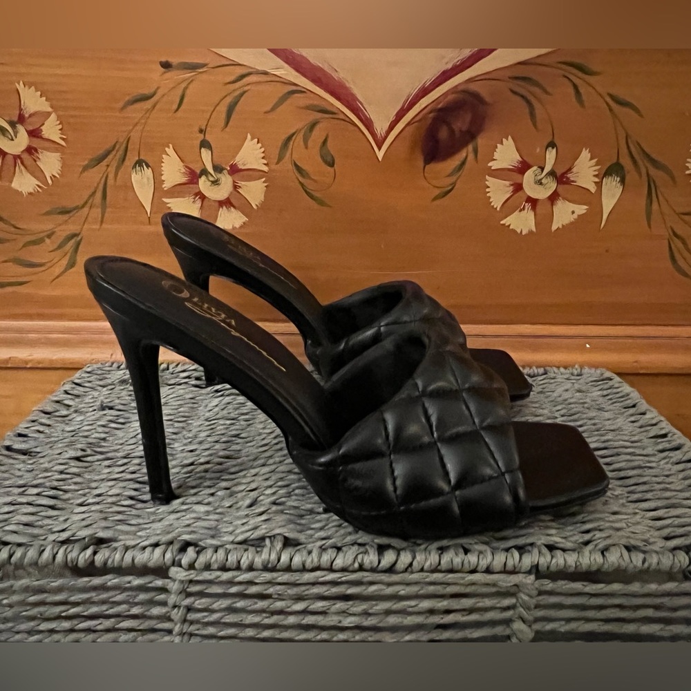 Women’s black heels. Size 6.5. Gently worn.